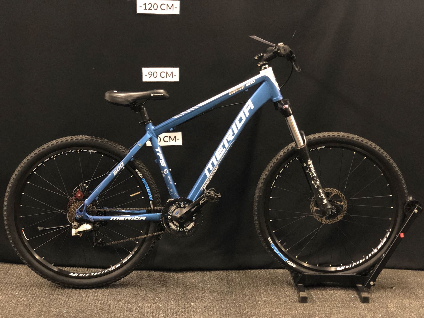 BLUE AND WHITE MERIDA DUKE 600 FRONT SUSPENSION MOUNTAIN BIKE WITH REAR ...