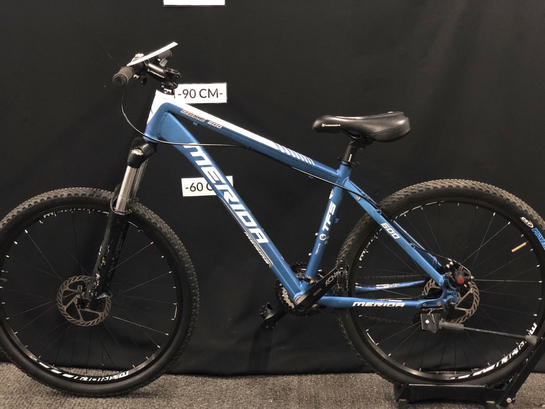 BLUE AND WHITE MERIDA DUKE 600 FRONT SUSPENSION MOUNTAIN BIKE WITH REAR ...
