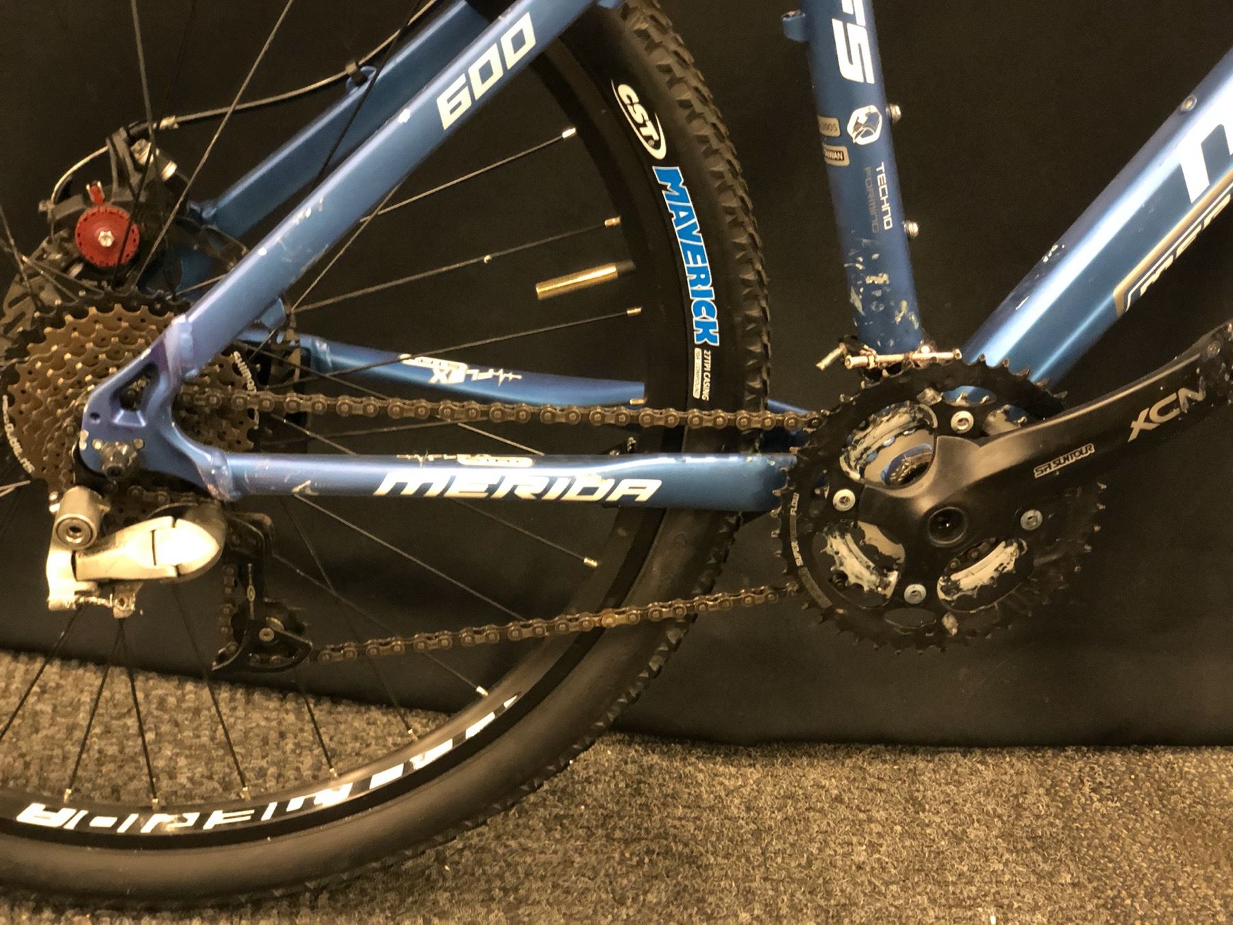 BLUE AND WHITE MERIDA DUKE 600 FRONT SUSPENSION MOUNTAIN BIKE WITH REAR ...