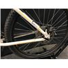 Image 8 : WHITE KONA LANAI FRONT SUSPENSION MOUNTAIN BIKE WITH FRONT AND REAR DISC BRAKES, 24 SPEED, 17"