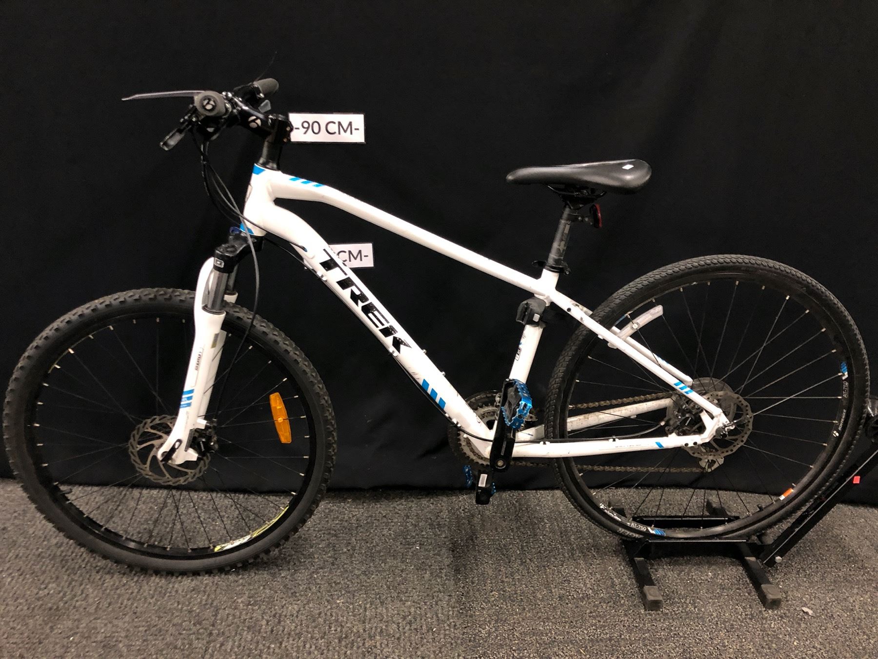 WHITE TREK 8.3 DUALSPORT FRONT SUSPENSION MOUNTAIN BIKE WITH FRONT AND REAR HYDRAULIC DISC BRAKES,