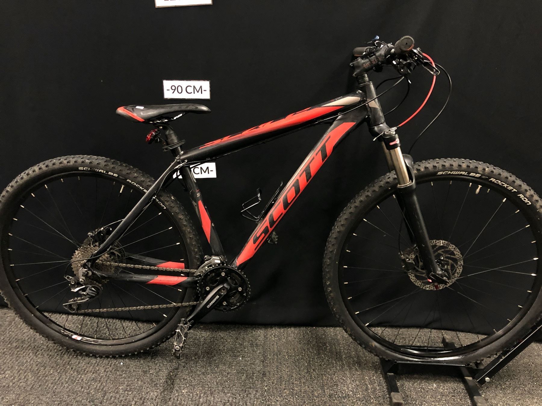 RED AND BLACK SCOTT SCALE 970 FRONT SUSPENSION MOUNTAIN BIKE WITH REMOTE LOCKING FRONT SHOCK, FRONT