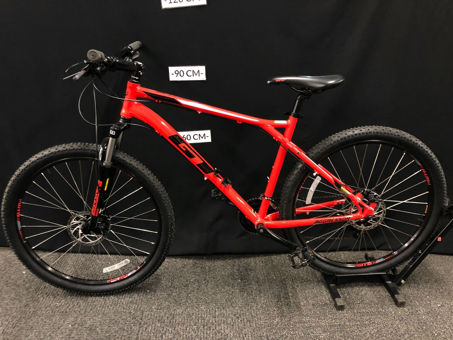 RED GT AGGRESSOR FRONT SUSPENSION MOUNTAIN BIKE WITH FRONT AND REAR DISC BRAKES, 21 SPEED, LARGE