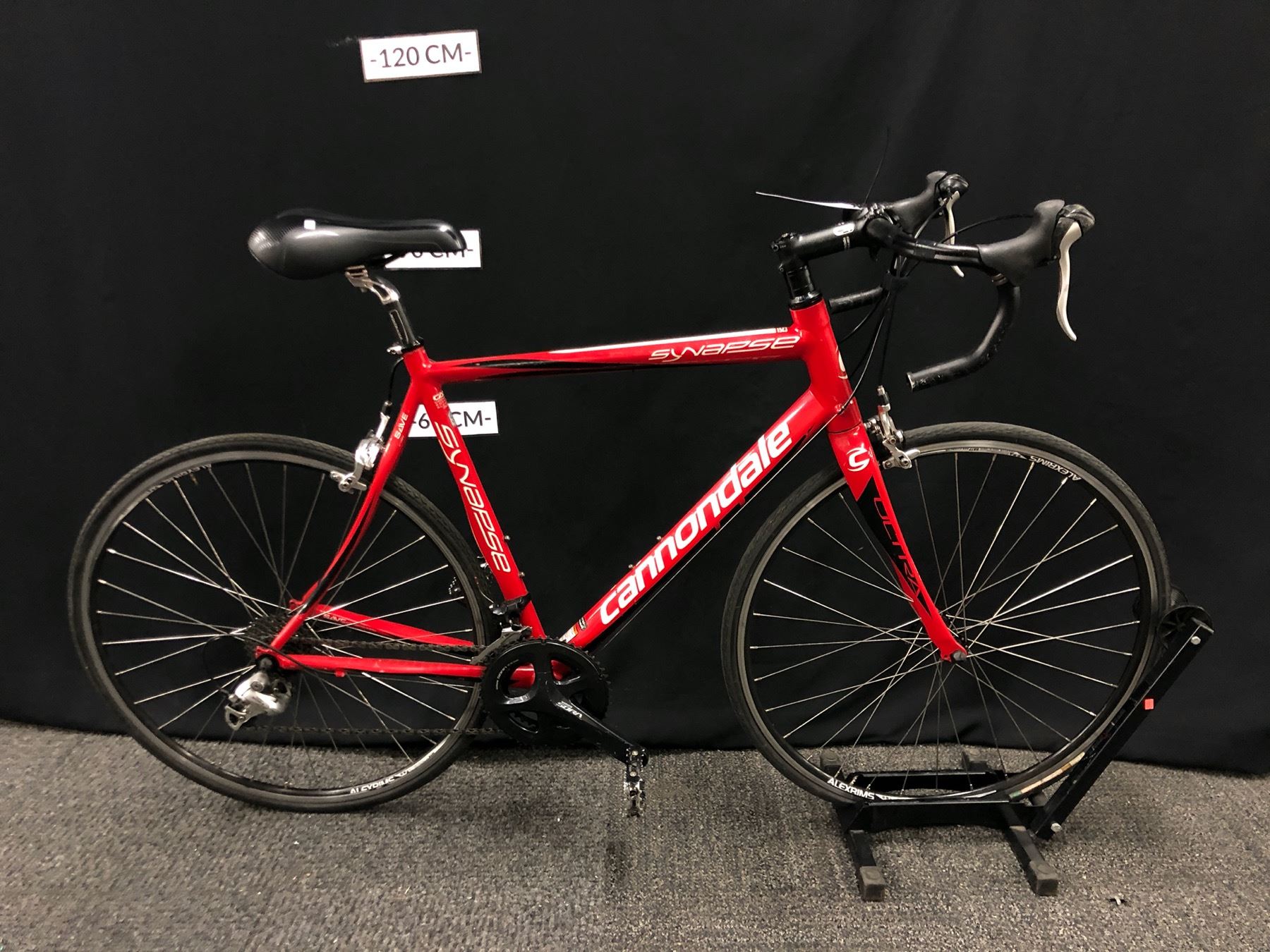 RED CANNONDALE SYNAPSE ROAD BIKE, 18 SPEED, FRONT DERAILLEUR NEEDS MAINTENANCE, 56 CM FRAME SIZE