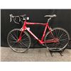 Image 8 : RED CANNONDALE SYNAPSE ROAD BIKE, 18 SPEED, FRONT DERAILLEUR NEEDS MAINTENANCE, 56 CM FRAME SIZE