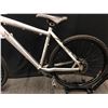 Image 8 : GREY NORCO WOLVERINE 24 SPEED FRONT SUSPENSION MOUNTAIN BIKE WITH FRONT AND REAR DISC BRAKES, 18.5"