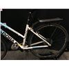 Image 8 : WHITE DIADORA MODENA 21 SPEED HYBRID CRUISER BIKE, 17" FRAME SIZE