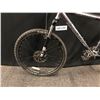 Image 8 : GREY IRONHORSE WARRIOR 24 SPEED FRONT SUSPENSION MOUNTAIN BIKE WITH FRONT AND REAR DISC BRAKES,