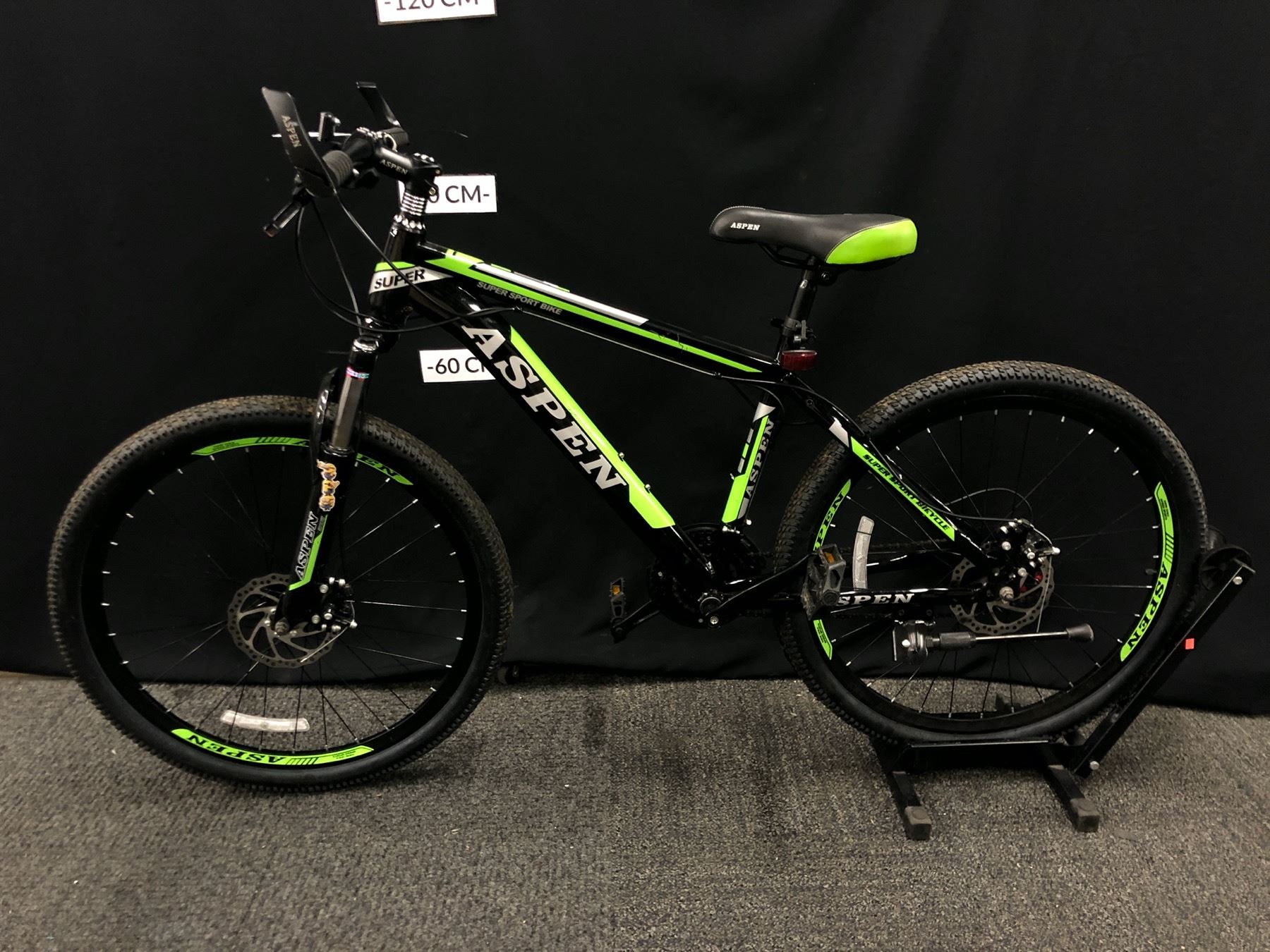 GREEN AND BLACK ASPEN SUPER SPORT BIKE 21 SPEED FRONT SUSPENSION green-and-black-aspen-super-sport-bike-21-speed-front-suspension