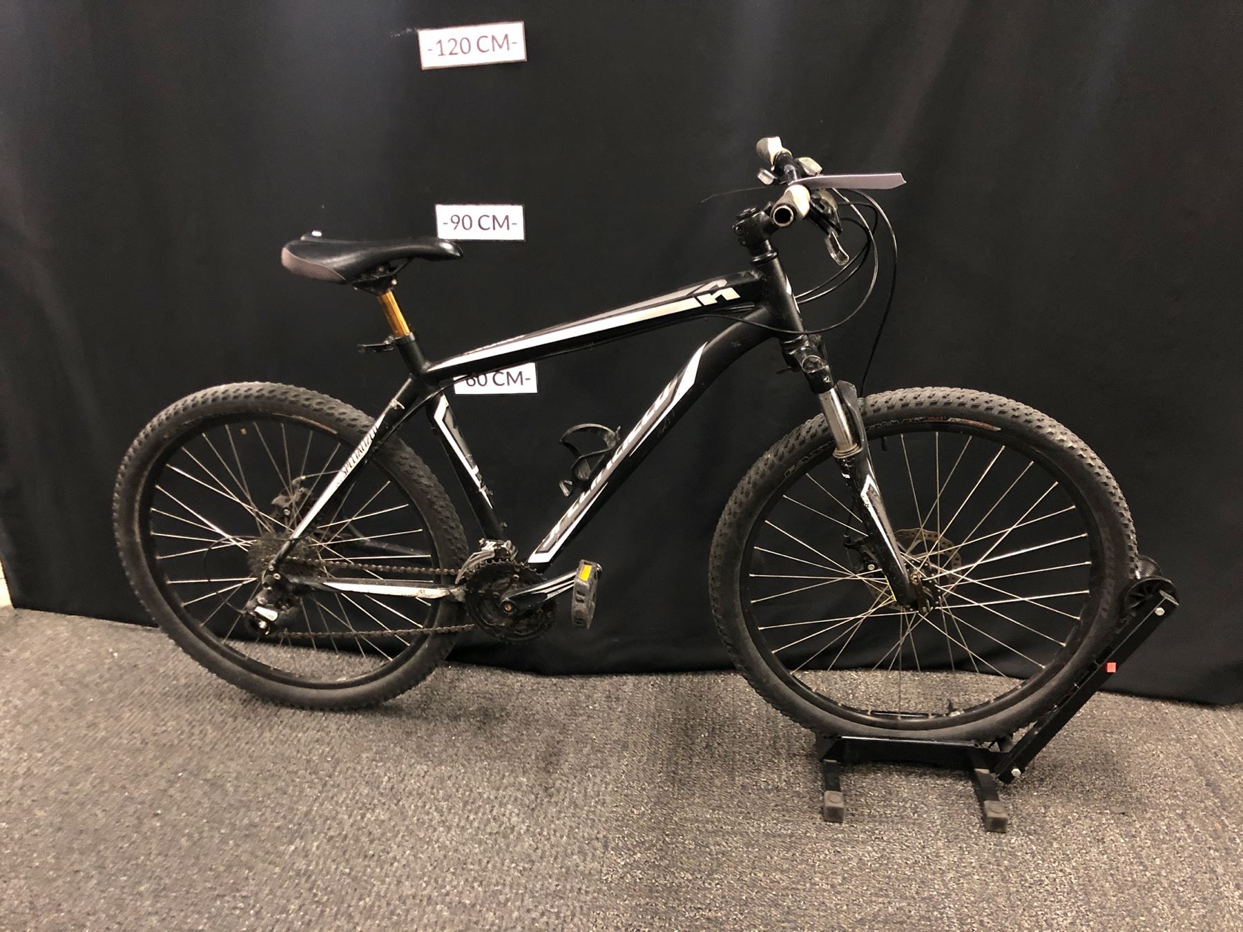 BLACK SPECIALIZED HARDROCK 24 SPEED FRONT SUSPENSION MOUNTAIN BIKE WITH FRONT AND REAR DISC BRAKES,