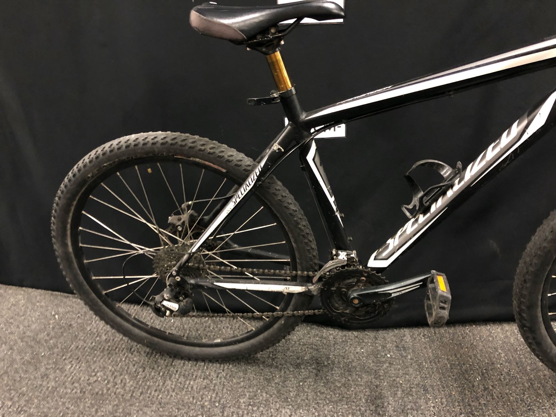 BLACK SPECIALIZED HARDROCK 24 SPEED FRONT SUSPENSION MOUNTAIN BIKE WITH FRONT AND REAR DISC BRAKES,