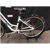 Image 8 : WHITE NORTHROCK 21 SPEED FRONT SUSPENSION HYBRID CRUISER BIKE