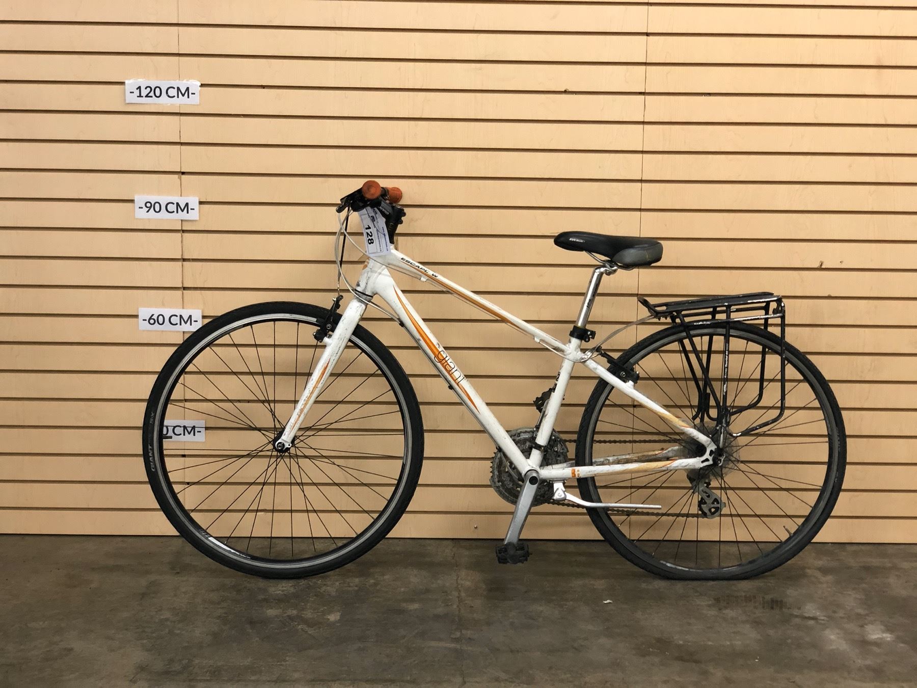 WHITE GIANT ESCAPE W HYBRID ROAD BIKE
