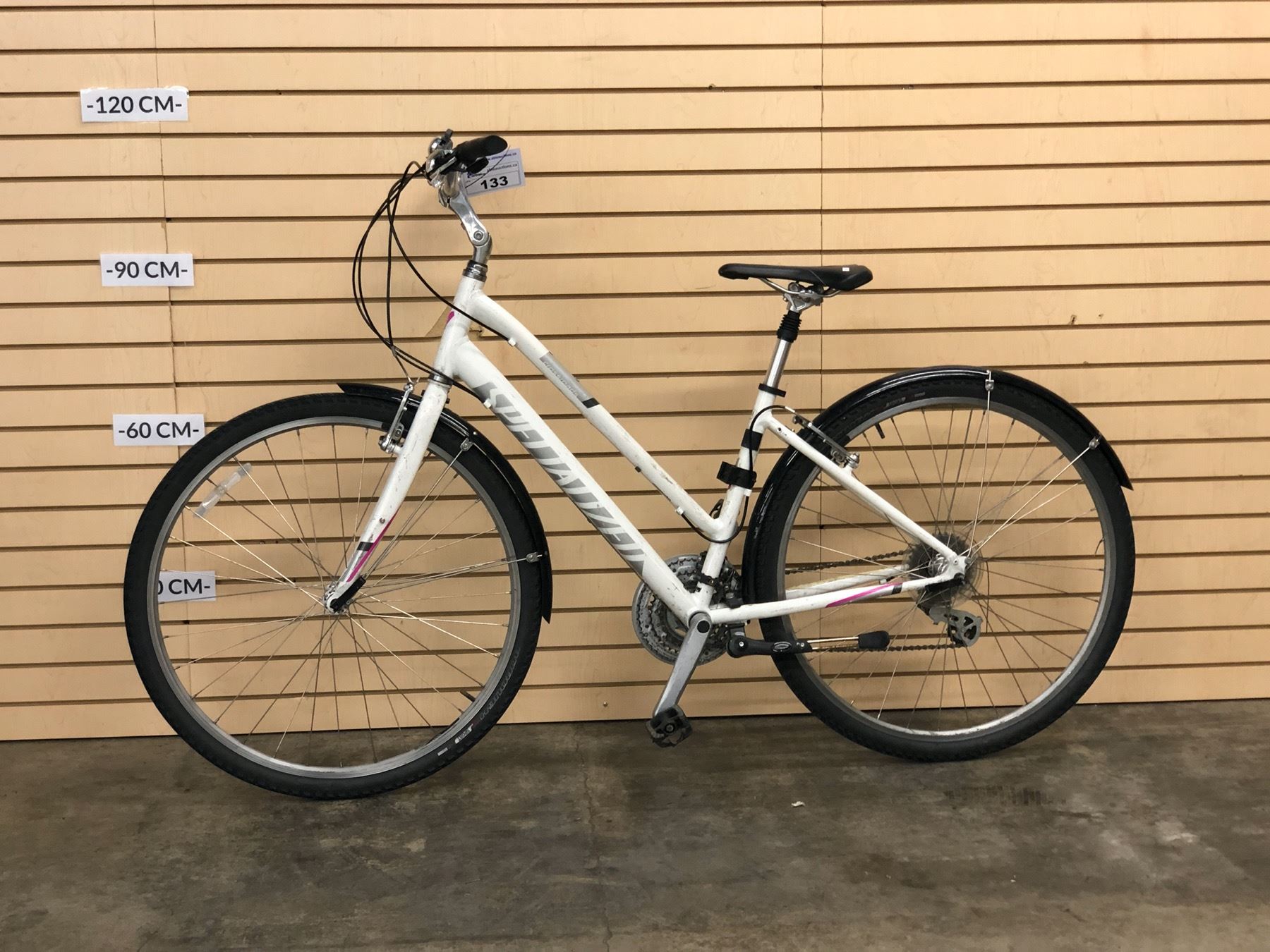 WHITE SPECIALIZED CROSSROADS HYBRID CRUISER BIKE white-specialized-crossroads-hybrid-cruiser-bike