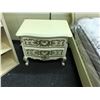 Image 2 : CREAM WITH SILVER AND GOLD ACCENT TRADITIONAL STYLE KING SIZE BED WITH PAIR OF MATCHING NIGHT