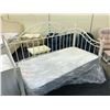 Image 1 : WHITE TRADITIONAL STYLE METAL FRAME DAY BED, MATTRESS INCLUDED