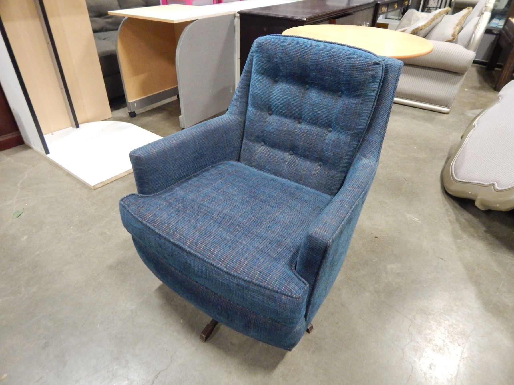 MCM BUTTON BACK SWIVEL ROCKING CHAIR - Big Valley Auction