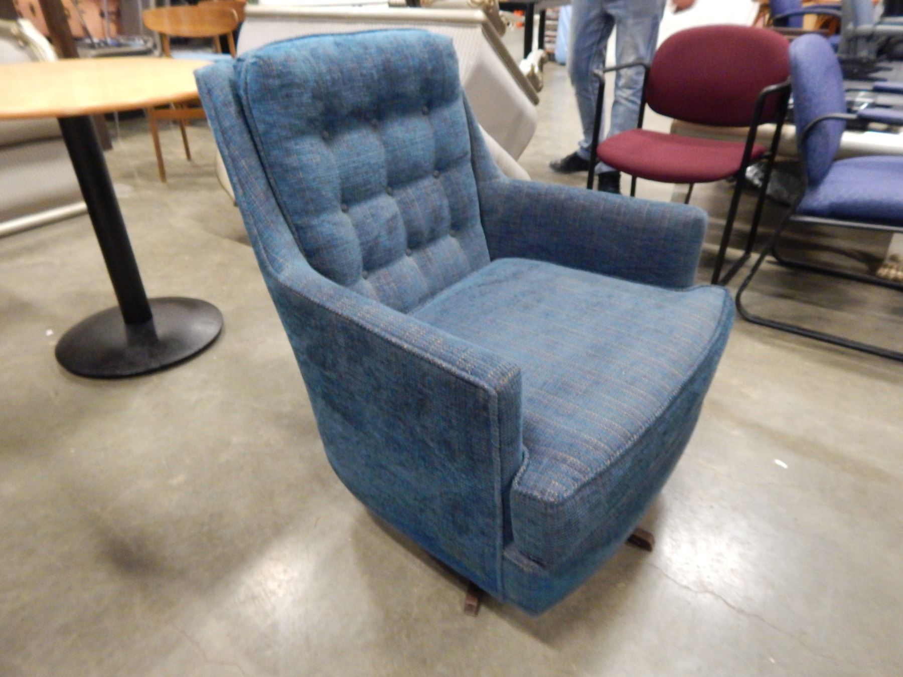 MCM BUTTON BACK SWIVEL ROCKING CHAIR - Big Valley Auction