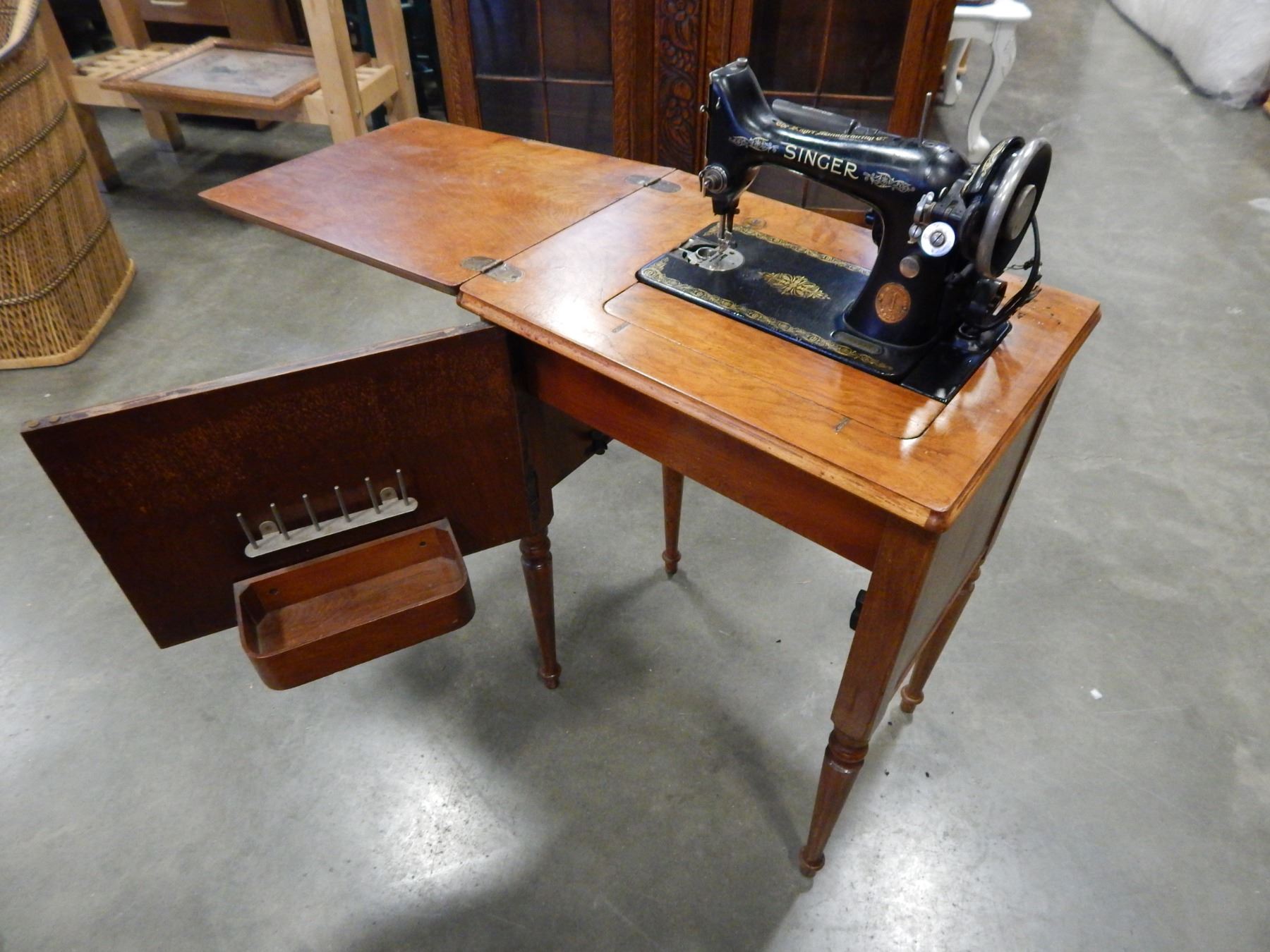 ANTIQUE ELECTRIC SINGER SEWING MACHINE IN TABLE - Big Valley Auction