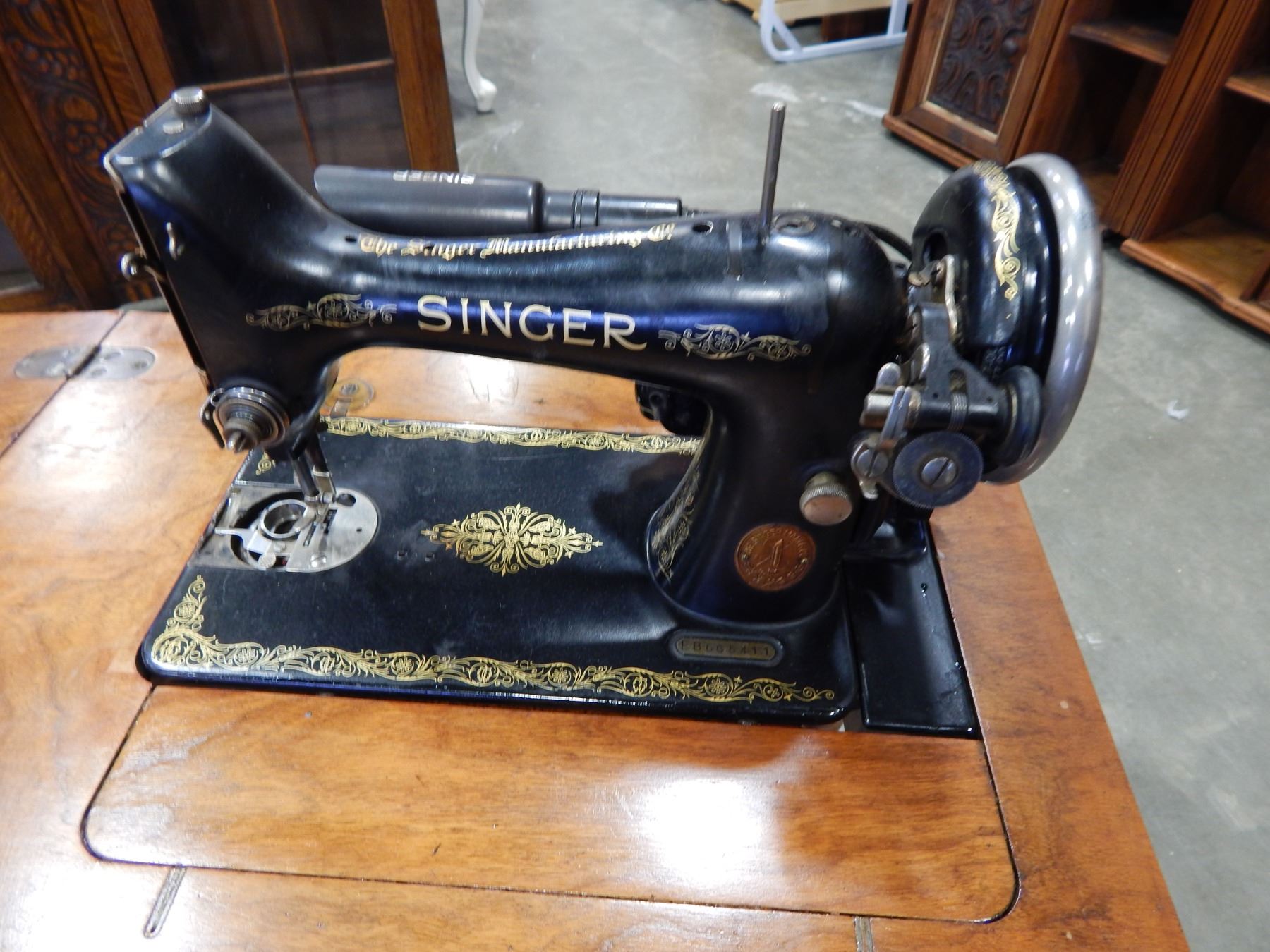 ANTIQUE ELECTRIC SINGER SEWING MACHINE IN TABLE
