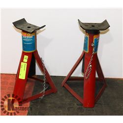 LOT OF 2 JACK STANDS (UP TO 1350KG)