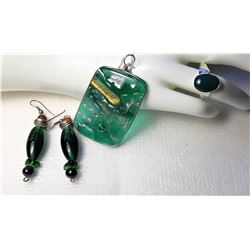 11)  SUITE OF EMERALD GREEN JEWELRY