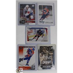 LOT OF 5 ASSORTED WAYNE GRETZKY HOCKEY CARDS.