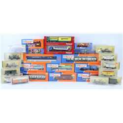 BOX OF ASSORTED MODEL TRAIN CARS.