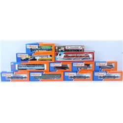 BOX OF ASSORTED MODEL TRAIN CARS.