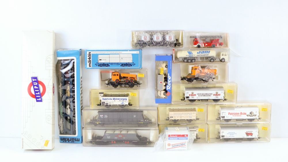 BOX OF ASSORTED MODEL TRAIN CARS. HO SCALE
