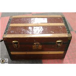 VINTAGE SMALL CHEST WITH DRAWER INSERT.