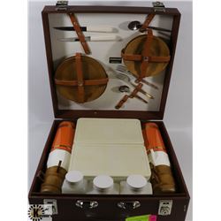 VINTAGE 1960'S "BREXTON" PICNIC SET IN