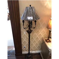 FLOOR LAMP WITH PAINTED METAL BASE