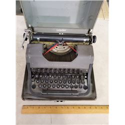 UNDERWOOD TYPEWRITER IN CASE