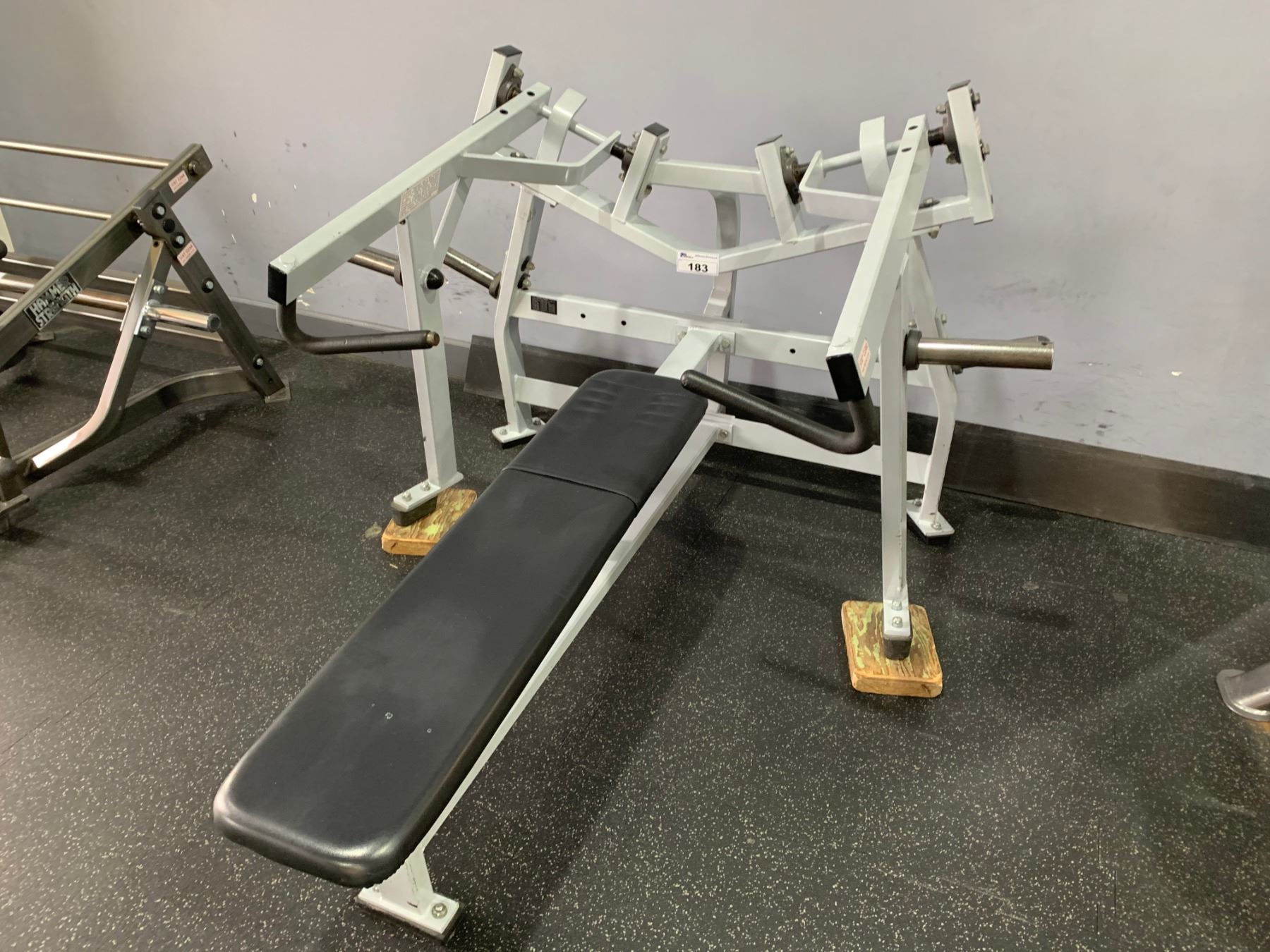 GREY HAMMER STRENGTH COMMERCIAL BENCH PRESS MACHINE - Able Auctions Hammer strength machine bench press