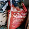 Image 2 : LOT OF CAT LITTER, FOOD, CARRIER, AND TRAY