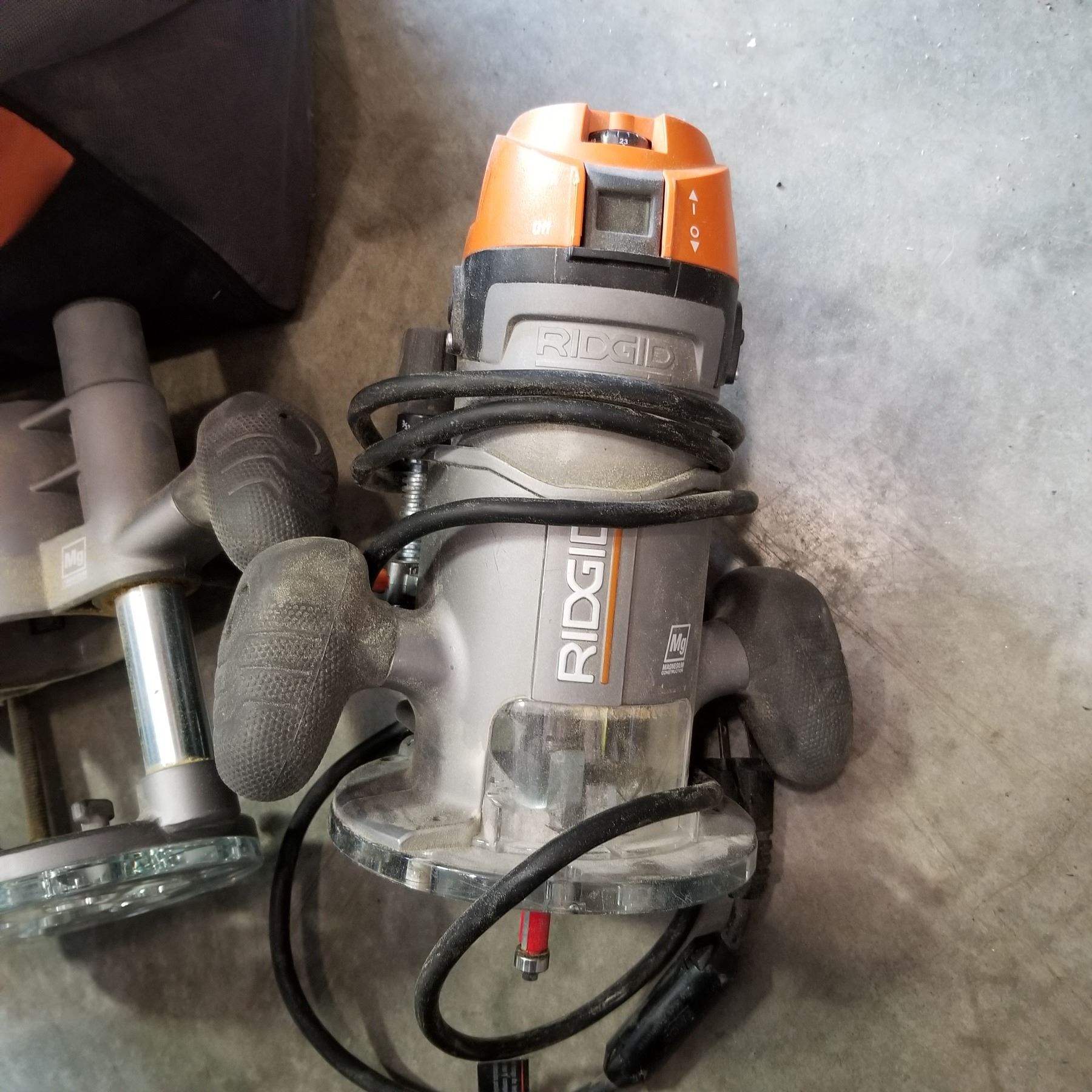 RIDGID R2901 PLUNGE ROUTER W/ BAG