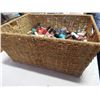 Image 2 : WICKER BASKET OF NAIL POLISH