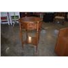 Image 2 : 1 DRAWER VINTAGE QUARTER SAWN END TABLE