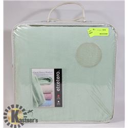 NEW ETCETERA TWIN SIZE CORAL FLEECE BLANKET
