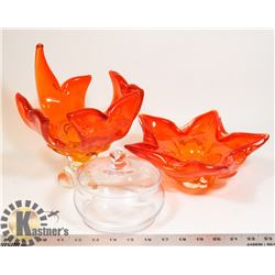 LOT OF ASSORTED DECORATIVE GLASS DISHES.