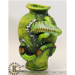 IGUANA WALL VASE (VERY DETAILED)