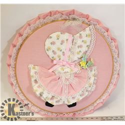 LARGE VINTAGE SUNBONNET WALL DÉCOR