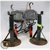 Image 1 : LOT OF 2 AXEL STANDS AND 2 PORTABLE WORK LIGHTS.