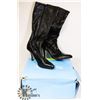 Image 1 : NEW BLACK FASHION BOOTS W/6 BUTTONS SIZE 8M