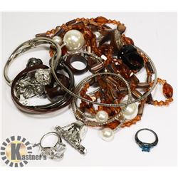 BAG OF ASSORTED COSTUME JEWELRY
