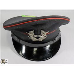 VINTAGE 1960S GERMAN ARMY VISOR CAP WITH BADGE.