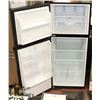 Image 2 : GE APARTMENT SIZE 11.55 CUFT TOP FREEZER NO FROST