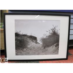 BLACK & WHITE SEASIDE PRINT PICTURE.