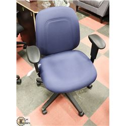 NEW BLUE AND BLACK HYDRAULIC LIFT OFFICE CHAIR